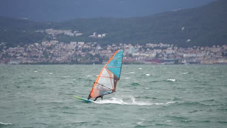 Windsurfen-Am-Neuenburgersee-In-Der-Schweiz