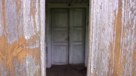 Ein-Schwenk-Durch-Die-Tür-Im-Verlassenen-Haus