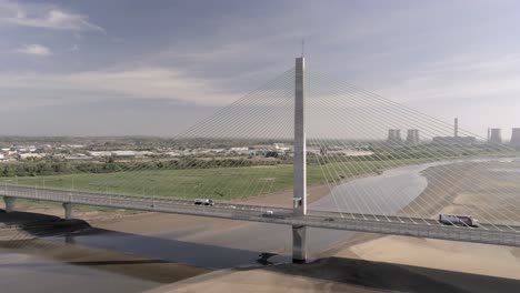 Vehículos-Que-Cruzan-El-Emblemático-Río-Mersey-Gateway-Bridge-Vista-Aérea-Panoramización-A-La-Derecha