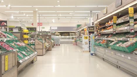 Eingeschränkter-Supermarkt-Lebensmittel-Corona-Virus-Panikkauf,-Käufer,-Ladenregale
