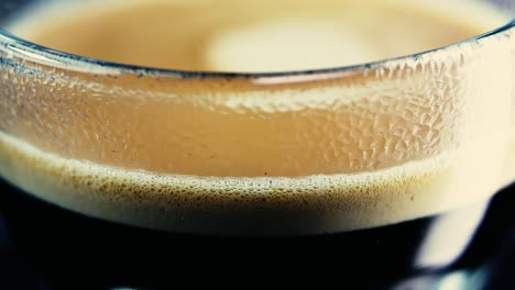 Schwarzer-Kaffee-Detail-Espresso-Latte-Schaum-Dampf-Auf-Glasrand-Nahaufnahme-Makro