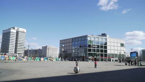 Plaza-Vacía-De-Berlín-Alexanderplatz-Durante-La-Crisis-Mundial-De-La-Corona