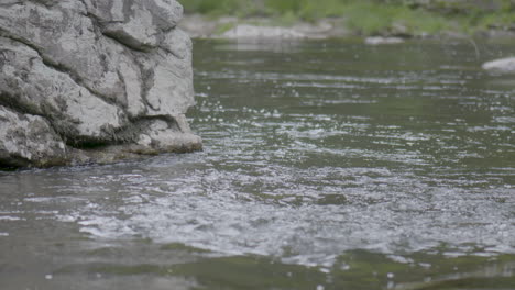 Fließender-Fluss-In-Felsigem-Wasser-In-Den-NC-Bergen