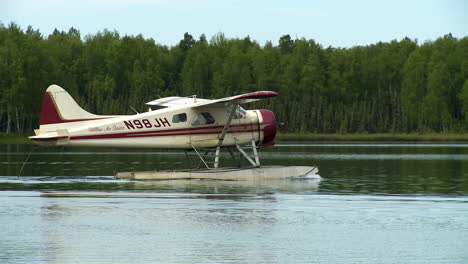 Wasserflugzeug-Auf-Dem-Alaska-Lake