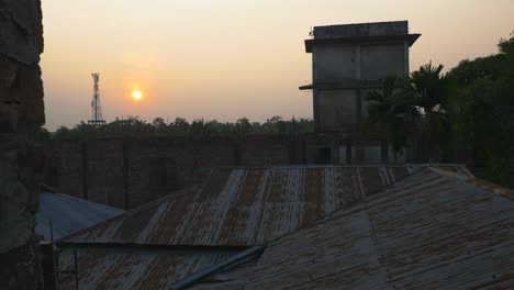 Goldgelb-orangefarbener-Sonnenuntergang-Vom-Dach-In-Sylhet,-Bangladesch-Aus-Gesehen