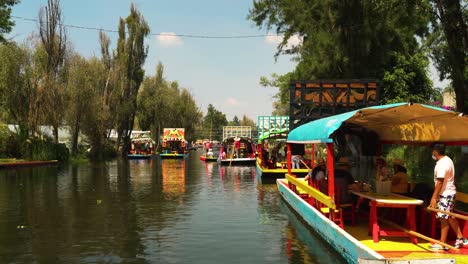 Boats-Carrying-Tourists,-Xochimilco,-Mexico,-UNESCO-World-Heritage-Site
