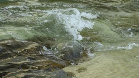 Turbulenter-Wasserfluss-über-Felsen-Und-Sand,-Tropischer-Strand,-Zeitlupe