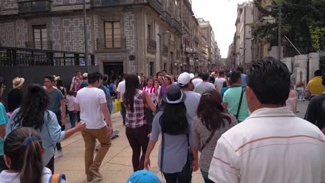 Gente-Caminando-En-La-Calle-Madero-En-La-Ciudad-De-Mexico