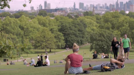 Menschen-Entspannen-Sich-Im-Park-In-London
