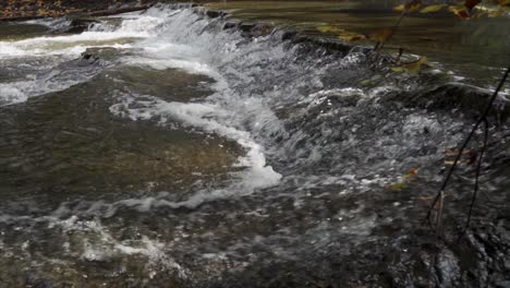 Wasserfall-In-Zeitlupe-Während-Der-Herbstsaison-Auf-Einem-Fluss-In-Kanada