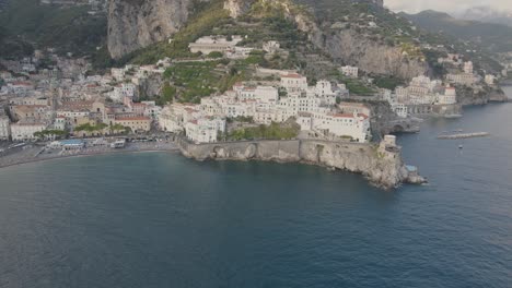 Vista-Aérea-De-Amalfi,-Italia