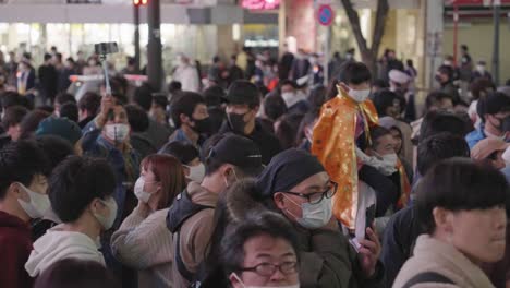 Menschenmenge-Mit-Masken-Am-Shibuya-Übergang-In-Der-Halloween-Nacht---Pandemie-Feiertag-In-Japan---Zeitlupe