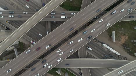 Dieses-Video-Handelt-Von-Einem-Zeitraffer-Des-Verkehrs-In-Der-Verkehrszeit-Auf-Der-Autobahn-In-Houston,-Texas