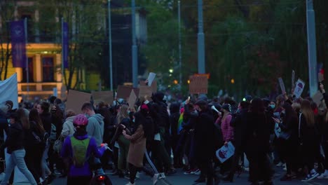 Menschen,-Die-Auf-Den-Straßen-Polens-Gegen-Abtreibung-Protestieren