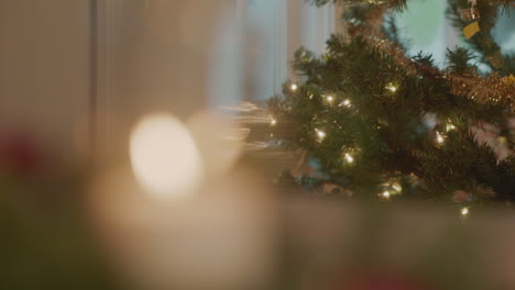 Zu-Den-Weihnachtsdekorationen-Gehören-Eine-Girlande-Und-Eine-Weiße,-Flackernde-Kerze