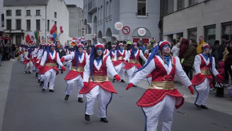 Menschen-Tanzen-In-Weißen-Kostümen-Während-Des-Karnevalsumzugs-In-Aalst