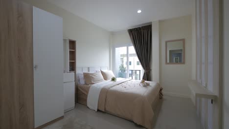 Minimalistische-Schlafzimmerdekoration-In-Weiß-Und-Beige-Mit-Doppelbett