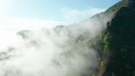 Timelapse-Constante-De-Drones-Sobre-Las-Nubes-Y-Las-Montañas-De-Ghats-Occidentales,-India,-Mulshi,-Maharashtra