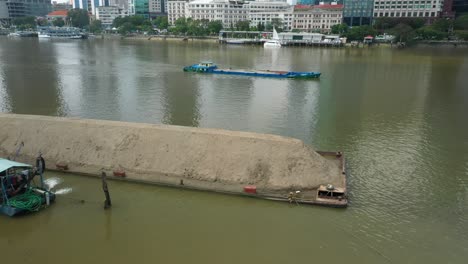 Luftaufnahme-Der-Uferpromenade-Von-Ho-Chi-Minh-Stadt-Mit-Schleppern,-Lastkähnen-Und-Anderen-Booten,-Die-Auf-Dem-Saigon-Fluss-Arbeiten