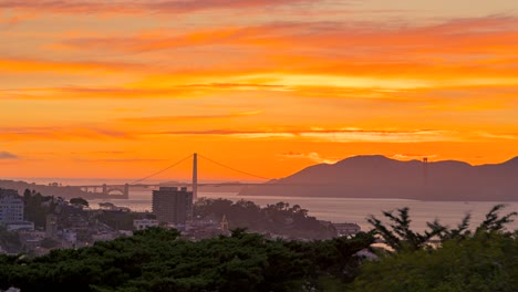 Zeitraffer:-Wunderschöner-Sonnenuntergang-In-San-Francisco-Mit-Blick-Auf-Die-Bucht-Und-Die-Golden-Gate-Bridge