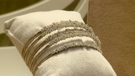 Pulseras-De-Oro-Y-Diamantes-En-Una-Almohada-De-Exhibición