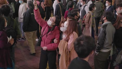 Japanische-Mädchen-Mit-Masken-Fotografieren-In-Der-Menschenmenge-In-Der-Halloween-Nacht-Am-Shibuya-Kreuzung---Mittlere-Aufnahme-In-Zeitlupe