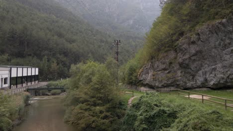 Fliegen-Entlang-Des-Gebirgsbaches-Und-Des-Wasserfalls-Mit-Fußweg-Für-Touristen