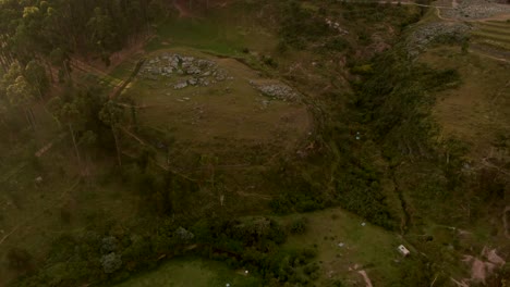 4k-Luftaufnahme-Tagsüber-Kurz-Vor-Sonnenuntergang-über-Dem-Nördlichen-Teil-Von-Cusco-Mit-Den-Hügeln,-Auf-Denen-Sich-Alle-Ruinen-Befinden
