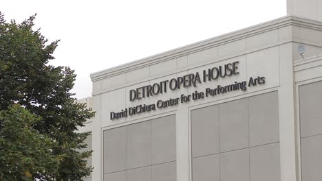 Weiße-Steinfassade-Des-David-Dichiera-Opernhauses-In-Detroit