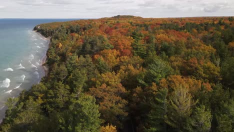 Herbstfarben-Im-Norden-Von-Michigan