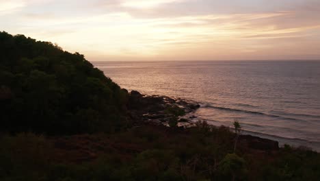 Die-Grüne-Inselwaldinsel-Mit-Felsiger-Küste-Und-Dem-Hellen-Sonnenuntergang-Auf-Fidschi