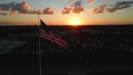 Amerikanische-Flagge-Bei-Sonnenuntergang,-Drohnenaufnahmen