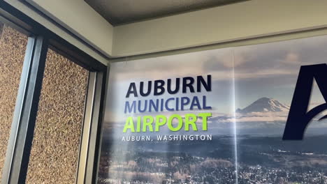 Señal-Y-Logotipo-Del-Aeropuerto-Municipal-De-Auburn-En-El-Interior-Del-Edificio,-Estado-De-Washington,-EE.UU.