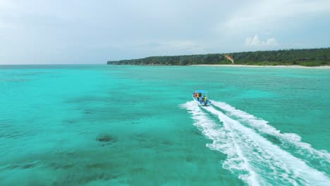 Motorboot-Segelt-In-Türkisfarbenen-Gewässern-Der-Karibik