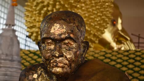 Estatua-Budista-De-Oro-Escamoso-Almacenada-En-Tailandia,-Girando-De-Cerca