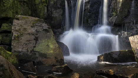 Zeitraffer-Des-Lokalen-Wasserfalls-In-Der-Ländlichen-Waldlandschaft-Irlands-An-Einem-Sonnigen-Sommertag