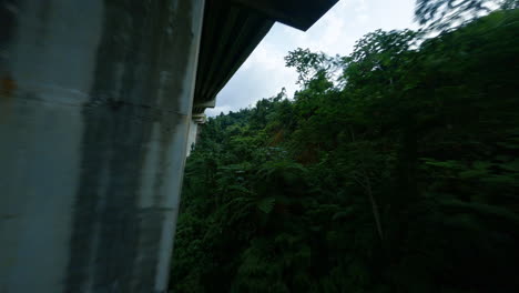 Puente-Elevado-en-Utuado-Puerto-Rico-Junto-a-Un-hermoso-Rio-con-un-drone-FPV-4K-30fps,-Beautiful-River