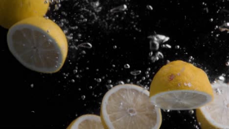 Zitronen-Fallen-Ins-Wasser,-Superzeitlupe,-Schwarzer-Hintergrund,-Viele-Luftblasen,-4k240fps