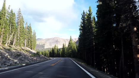 Imágenes-Pov-De-Conducción-En-Las-Montañas-Rocosas-De-Colorado
