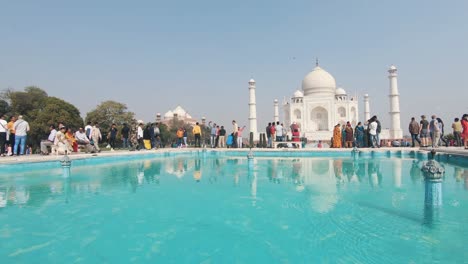 Gruppe-Von-Touristen,-Die-An-Einem-Sonnigen-Tag-Das-Majestätische-Taj-Mahal-Denkmal-Bewundern