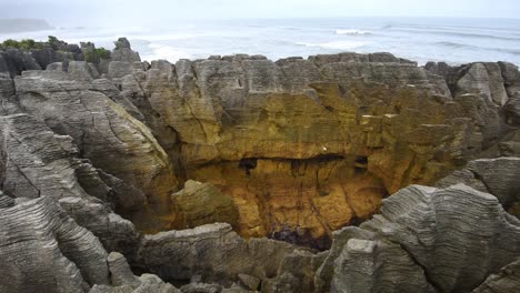 Kalksteinformationen-Und-Das-Meer-Im-Hintergrund