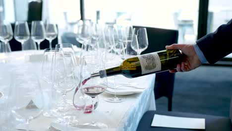 Bei-Einer-Privaten,-Eleganten-Weinprobe-Ein-Glas-Chateau-Lafite-Rothschild-In-Ein-Glas-Einschenken
