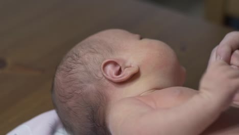 Unbekleidetes-Neugeborenes-Liegt-Und-Hält-Die-Hand-Seiner-Mutter