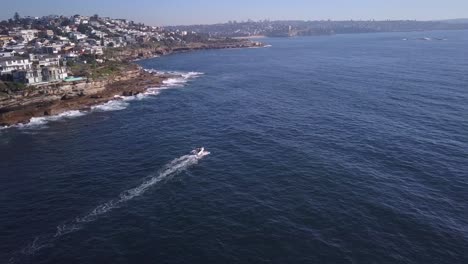 Motorboot-Auf-Dem-Blauen-Ozean,-Vorbei-An-Der-Küste-Von-Sydney