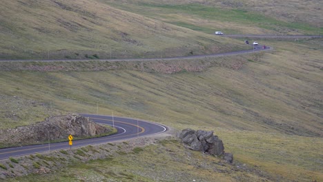 Conducción-De-Automóviles-En-Carreteras-De-Montaña-A-Gran-Altitud-En-Colorado