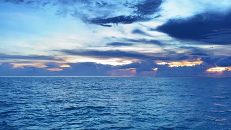 Clip-of-the-ocean-and-the-horizon-covered-with-beautiful-colors-of-the-sunset-in-Florida-Keys,USA