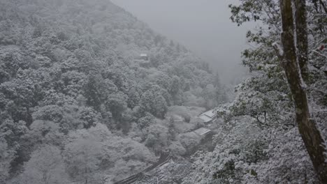 Starker-Schneefall-über-Dem-Japanischen-Tal-Und-Den-Dächern-In-Arashiyama,-Kyoto