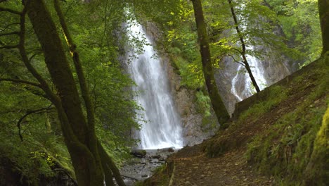 Wasserfall-Im-Wald-In-Wales,-Aufgenommen-Mit-BMPCC-6K-Im-Rohformat,-Rec-709-Qualität
