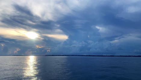Increíble-Formación-De-Nubes-Sobre-El-Océano-En-Los-Cayos-De-Florida,-Estados-Unidos