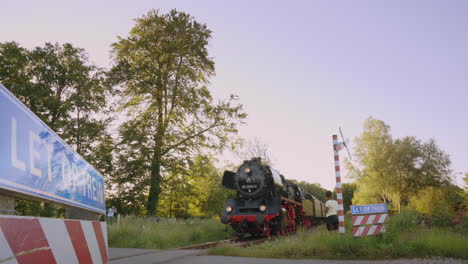 Un-Tren-De-Vapor-De-La-Compañía-De-Trenes-De-Vapor-Veluwsche-Cruza-Un-Paso-A-Nivel-Cerca-De-Apeldoorn